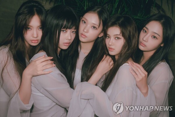 걸그룹 뉴진스가 소속사 어도어와 전격적으로 전속계약을 해지한다고 28일 발표했다. 연합뉴스