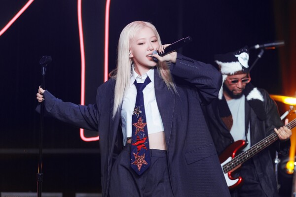 걸그룹 블랙핑크의 멤버 로제가 팝스타 브루노 마스와 협력하여 발표한 '아파트' 뮤직비디오가 유튜브에서 5억 조회수를 기록했다. 연합뉴스