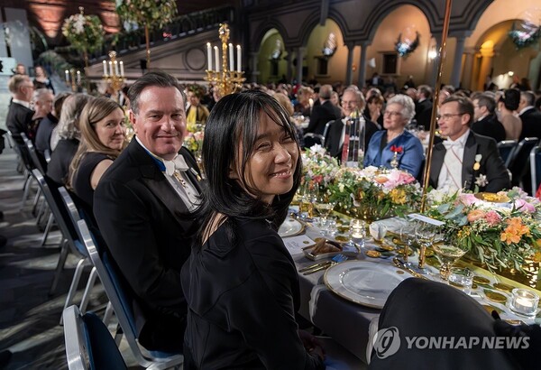 노벨문학상 수상식에서 한강 작가가 남긴 인상적인 수상 소감이 많은 이들의 관심을 끌었다. 연합뉴스