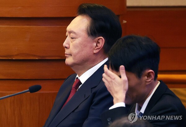 윤석열 대통령이 서울구치소에 수감된 상태에서 헌법재판소와 서울중앙지법에서 각각 탄핵심판과 내란 관련 형사재판을 동시에 준비해야 하는 상황이 되었다. 연합뉴스