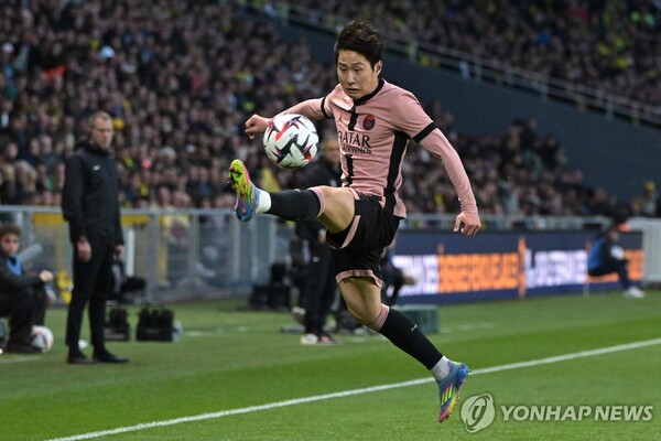 파리 생제르맹(PSG)의 이강인이 시즌 6호 도움을 기록하며 팀의 무패 행진에 기여했다. 연합뉴스
