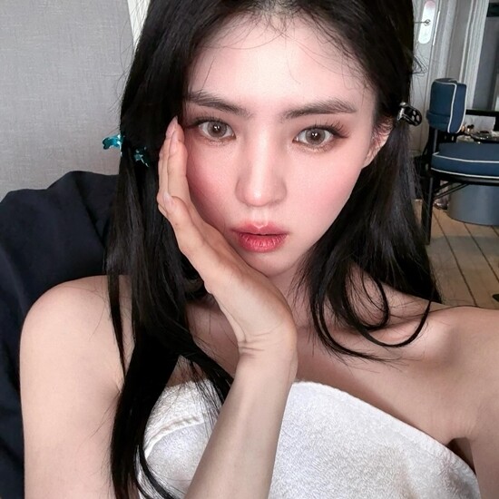 배우 한소희가 자신의 일상 사진을 공개하며 근황을 전했다. 온라인 캡쳐