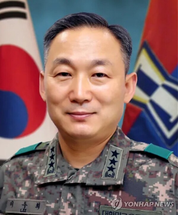 이두희 신임 국방부 차관은 58세로, 포병 장교 출신으로서 작전과 정책 분야에서 전문성을 인정받고 있다. 연합뉴스