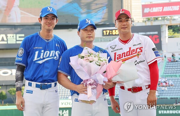 '끝판왕' 오승환이 인천을 마지막으로 방문해 팬들과 작별 인사를 나누며 그의 은퇴 여정이 본격적으로 시작됐다. 연합뉴스