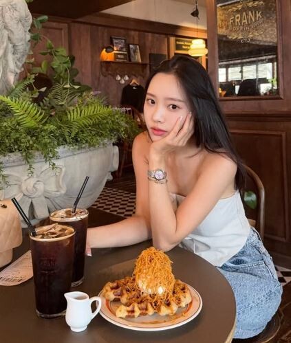 개그맨 박성광의 아내인 이솔이가 최근 자신의 소셜 미디어를 통해 근황을 공개했다. 온라인 캡쳐