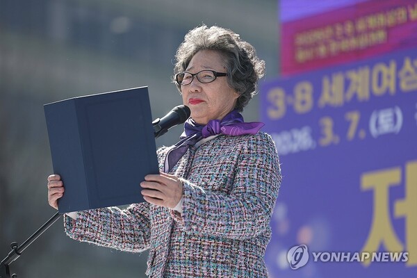 전국 곳곳에서 열렸던 여성의 날 기념 행사에서 여성들의 권리와 성평등을 주장하는 목소리가 곳곳에서 울려 퍼졌다. 연합뉴스