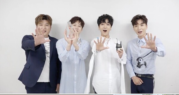 ** 로또 1233회, 슈주 김희철X이특 황금손 출연! 나눔의 기적과 행운의 당첨번호 예측!
**