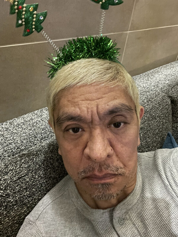 일본의 대표적인 개그맨 마츠모토 히토시가 최근 암 투병 사실을 고백하며 팬들에게 충격을 안겼다. 온라인 캡쳐