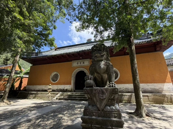 중국 저장성 타이저우 천태산 기슭의 국청사(国清寺) 경내. 전각 앞에 석사자상이 놓여 있다. CMG