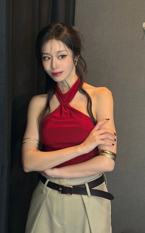 그룹 티아라의 멤버 지연이 소셜미디어에 게시한 사진들이 화제를 모으고 있다. 온라인 캡쳐