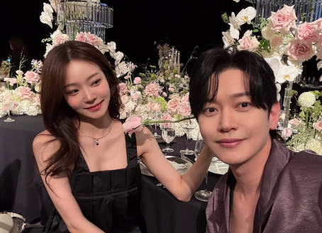 그룹 노을의 멤버 강균성이 예비신부 유하진과 함께한 사진을 처음으로 공개해 팬들의 이목을 사로잡았다. 온라인 캡쳐