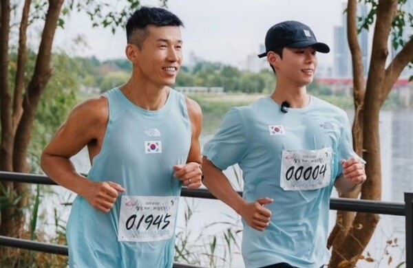 가수 션과 배우 박보검이 광복절을 기념하여 특별한 달리기를 함께했다. 온라인 캡쳐