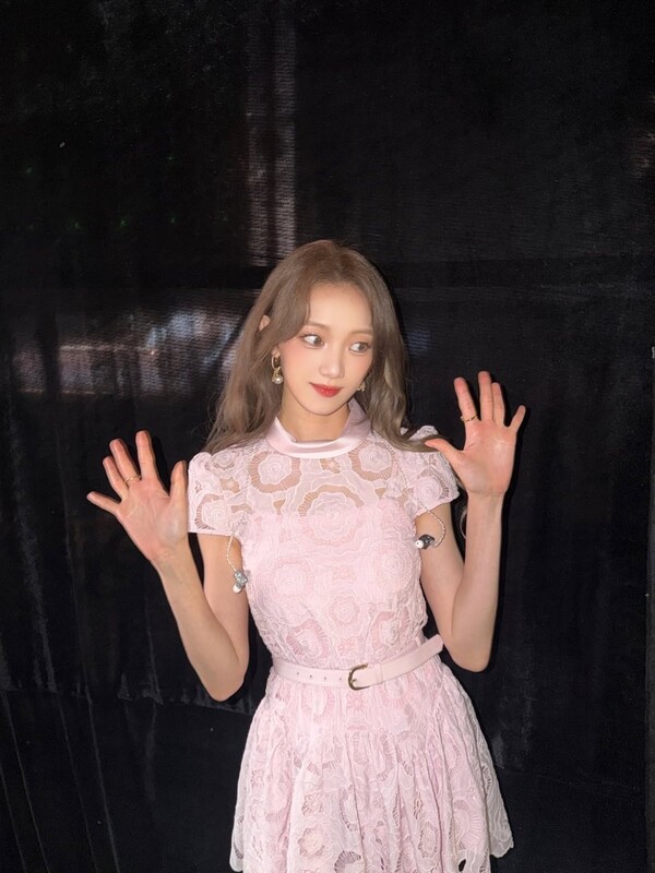 배우 이성경이 최근 자신의 인스타그램에 매력을 뽐내며 색다른 스타일을 선보였다. 온라인 캡쳐