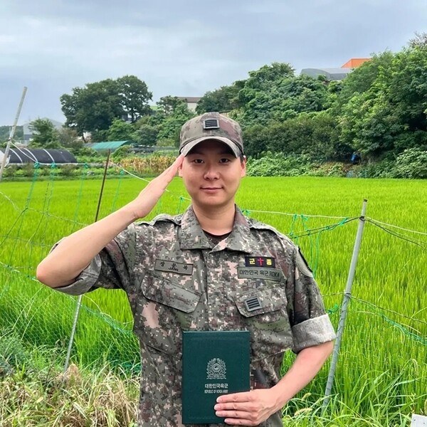 가수 장문복이 군 복무를 마치고 전역하면서 자신의 SNS를 통해 소감을 전했다. 온라인 캡쳐