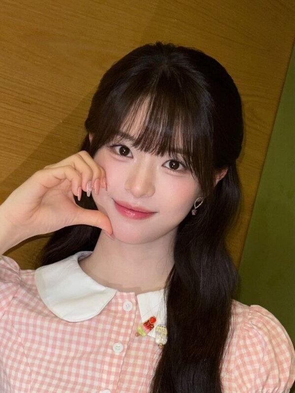 배우 전소영이 최근 공개한 사진에서 뛰어난 비주얼과 스타일링으로 주목을 받았다. 온라인 캡쳐