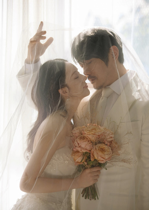가수 KCM이 아내와의 결혼식을 앞두고 감동적인 웨딩 화보를 공개해 주목받고 있다. 온라인 캡쳐