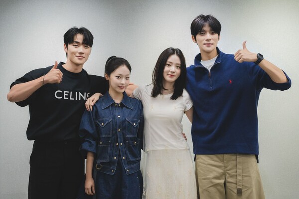 넷플릭스가 새로운 시리즈 '담을 넘지 마시오'의 제작을 결정하고 출연 배우 라인업을 확정했다. 온라인 캡쳐