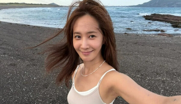 소녀시대의 권유리가 최근 제주 생활을 잠시 멈추고 새로운 음악적 도전을 위해 서울로 향하게 되었다. 온라인 캡쳐