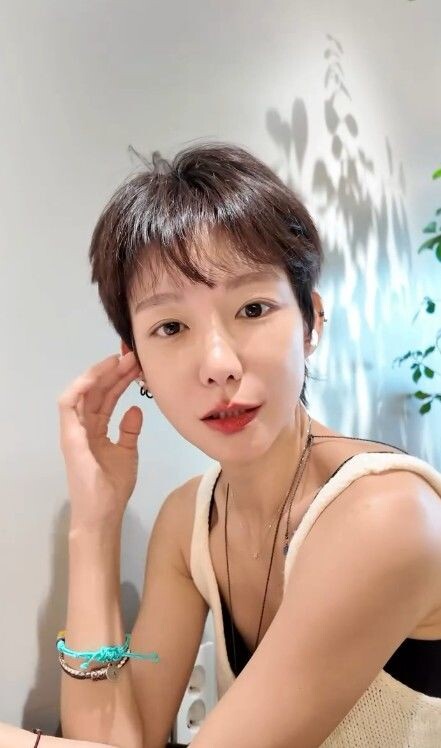배우 신소율이 과감한 숏컷 변신으로 화제다. 온라인 캡쳐