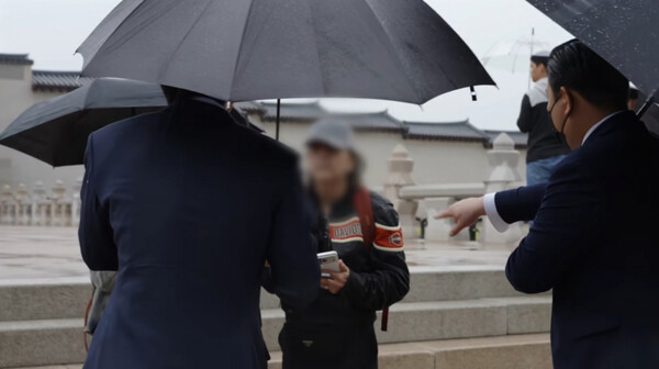 슈퍼주니어 멤버이자 배우인 최시원(39)은 최근 경복궁을 방문하던 중 예상치 못한 순간의 주인공이 되었다. 온라인 캡쳐