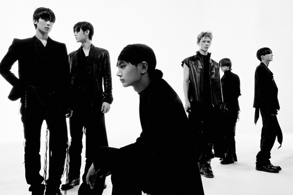 그룹 엔하이픈(ENHYPEN)은 더욱 깊어진 로맨틱한 이야기를 담아 새로운 앨범과 함께 돌아온다. 온라인 캡쳐