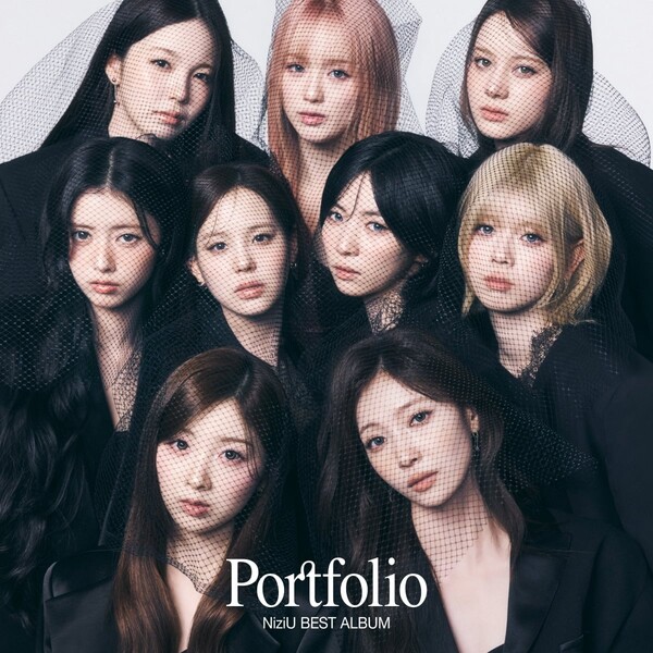 그룹 NiziU(니쥬)는 최근 일본에서 첫 베스트 앨범 'Portfolio'(포트폴리오)를 통해 골드 디스크 인증을 받았다. 온라인 캡쳐
