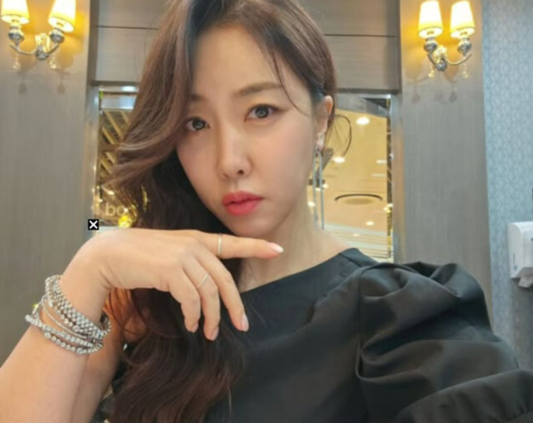 가수 숙행이 유부남과의 불륜 의혹으로 인해 연예 활동을 중단한 가운데, 오는 9월 법원의 첫 판단을 받게 된다. 온라인 캡쳐