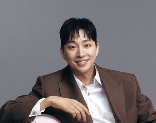 유명 유튜버 박위가 KTX에서의 하차 과정에서 발생한 사고의 CCTV 영상을 공개한 이후 논란의 중심에 서 있다. 온라인 캡쳐