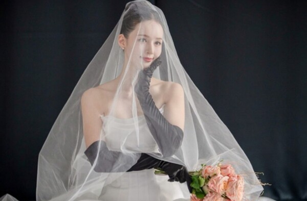 가수 KCM의 아내로 알려진 방예원 씨가 최근 우아한 웨딩드레스를 입고 있는 사진을 공개했다. 온라인 캡쳐