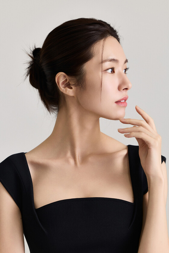 배우 하영은 최근 그의 증조부와 관련된 친일 논란이 불거지면서 넷플릭스 시리즈 '중증외상센터'의 두 번째 시즌에서 하차하기로 결정했다. 온라인 캡쳐