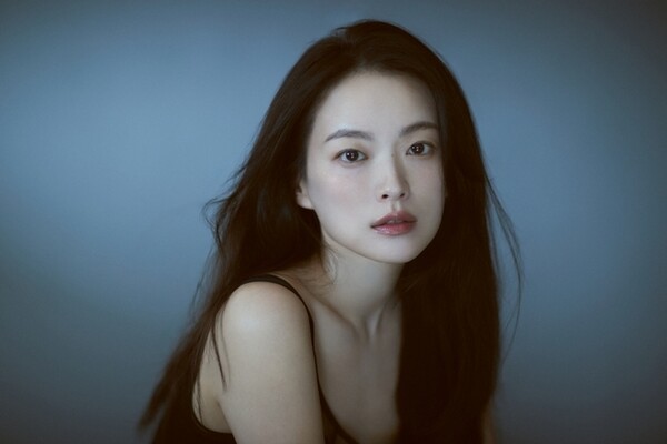 배우 천우희가 매혹적인 매력을 흩뿌렸다. 온라인 캡쳐