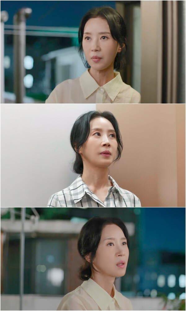 배우 김희정이 새로운 드라마에서 가족을 위해 모든 것을 바친 여성 조미미로 첫 모습을 드러냈다. 온라인 캡쳐